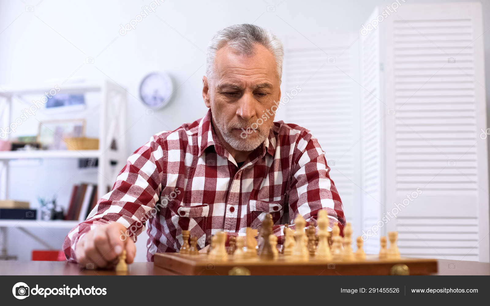 Velho Concentrado Jogando Xadrez Sozinho Preparando Para